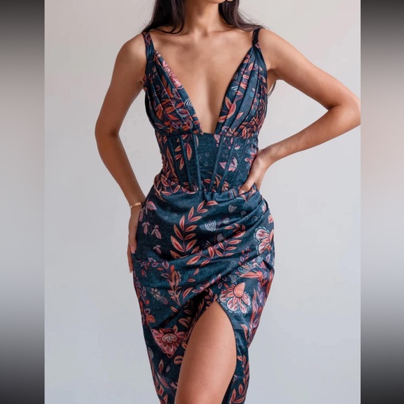 Dresses & Skirts - Sexy low cut dress.  Perfect for any event.